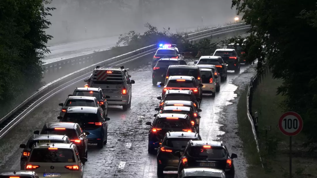 Bei Erlangen musste bereits am Dienstagabend auf dieser Straße der Verkehr umgeleitet werden, nachdem im Zuge eines Unwetters Bäume umgestürzt sind.  - Bild: Bernd März/Fotoreportextremwetter.tv/dpa