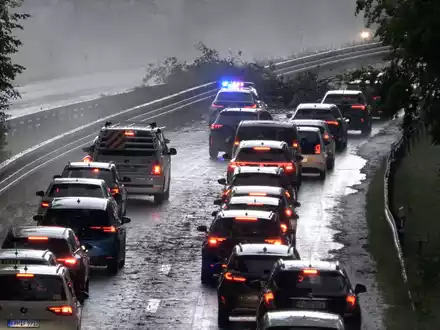 Bei Erlangen musste bereits am Dienstagabend auf dieser Straße der Verkehr umgeleitet werden, nachdem im Zuge eines Unwetters Bäume umgestürzt sind.  - Foto: Bernd März/Fotoreportextremwetter.tv/dpa