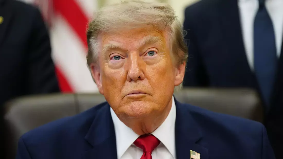 US-Präsident Trump droht dem Iran mit Angriffen auf zivile Infrastruktur.  - Bild: Julia Demaree Nikhinson/AP/dpa
