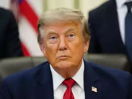 US-Präsident Trump droht dem Iran mit Angriffen auf zivile Infrastruktur.  - Foto: Julia Demaree Nikhinson/AP/dpa