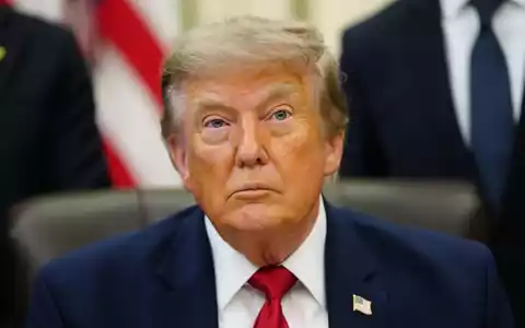 US-Präsident Trump droht dem Iran mit Angriffen auf zivile Infrastruktur.  - Foto: Julia Demaree Nikhinson/AP/dpa