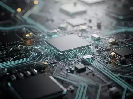 Nahaufnahme von miteinander verbundenen Mikrochips und Leiterplatten mit subtilem Leuchten, das fortschrittliche Halbleitertechnologie symbolisiert. - Foto: über boerse-global.de