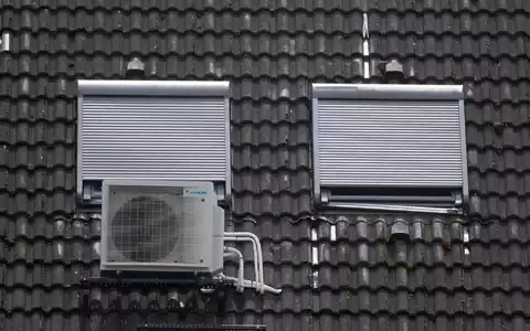 Klimaanlagen können die Temperaturen in Gebäuden deutlich senken. - Foto: Marijan Murat/dpa