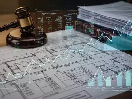 Eine detaillierte Bauzeichnung oder ein Architekturplan, überlagert mit digitalen Finanzdaten und Diagrammen, einem Hammer und Gesetzestexten. - Foto: über boerse-global.de