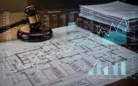 Eine detaillierte Bauzeichnung oder ein Architekturplan, überlagert mit digitalen Finanzdaten und Diagrammen, einem Hammer und Gesetzestexten. - Foto: über boerse-global.de