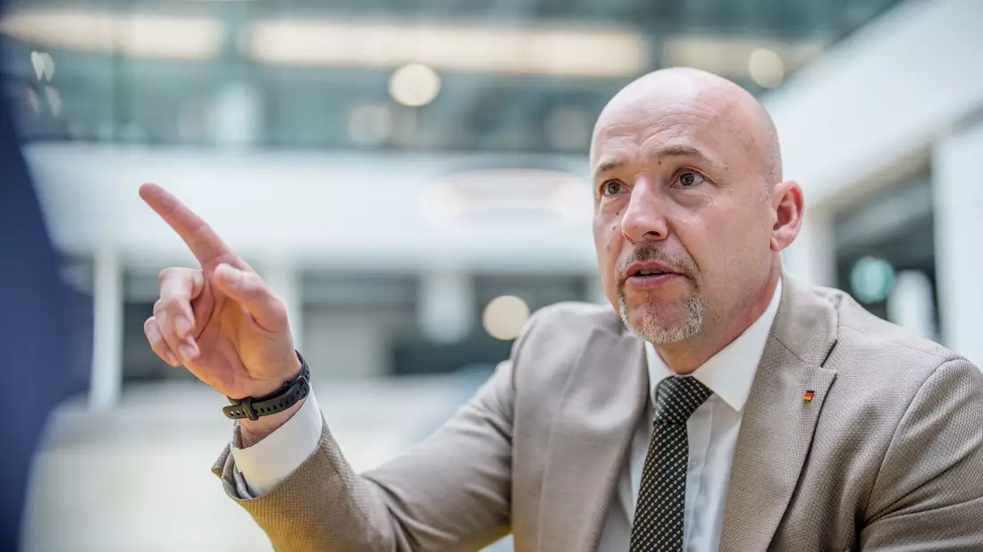 CSU-Landesgruppenchef Hoffmann sieht die Koalition auf einem guten Weg mit ihrem Reformkurs. - Bild: Michael Kappeler/dpa