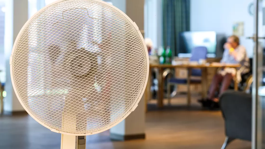 Ventilatoren sind in diesen Wochen besonders begehrt. - Bild: Christoph Reichwein/dpa