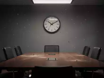 Ein leeres, schwach beleuchtetes Sitzungszimmer mit einer stillstehenden Uhr, das finanzielle Stagnation symbolisiert. - Foto: über boerse-global.de
