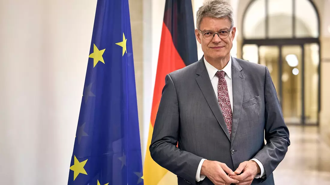 Bundesverkehrsminister Patrick Schnieder (CDU) hält mehr Wettbewerb im Fernverkehr grundsätzlich für eine gute Sache aus Sicht der Fahrgäste. (Archivbild) - Bild: Michael Ukas/dpa