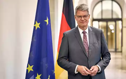 Bundesverkehrsminister Patrick Schnieder (CDU) hält mehr Wettbewerb im Fernverkehr grundsätzlich für eine gute Sache aus Sicht der Fahrgäste. (Archivbild) - Foto: Michael Ukas/dpa