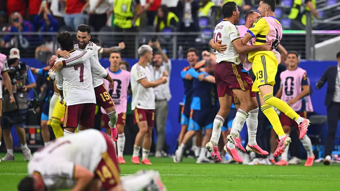 Spanien bejubelt den Finaleinzug - Bild: Tom Weller/dpa