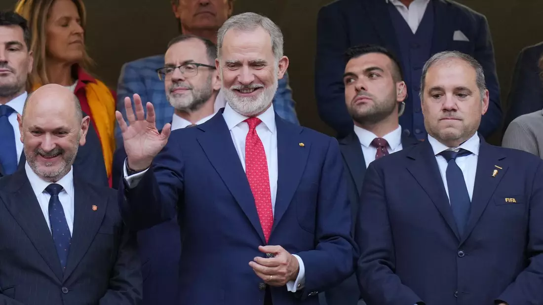 König Felipe VI. beglückwünschte das spanische Team. - Bild: Silvia Izquierdo/AP/dpa