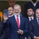 König Felipe VI. beglückwünschte das spanische Team. - Bild: Silvia Izquierdo/AP/dpa
