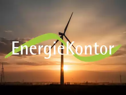 Windturbine vor einem dramatischen Sonnenaufgang, der den Sektor der erneuerbaren Energien und Wachstum symbolisiert. - Foto: über boerse-global.de