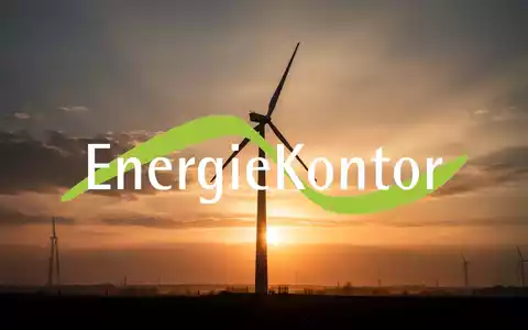 Windturbine vor einem dramatischen Sonnenaufgang, der den Sektor der erneuerbaren Energien und Wachstum symbolisiert. - Foto: über boerse-global.de