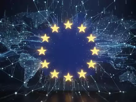 Digitale EU-Flagge mit Datenströmen, symbolisiert Regulierung digitaler Dienste und Marktauswirkungen. - Foto: über boerse-global.de