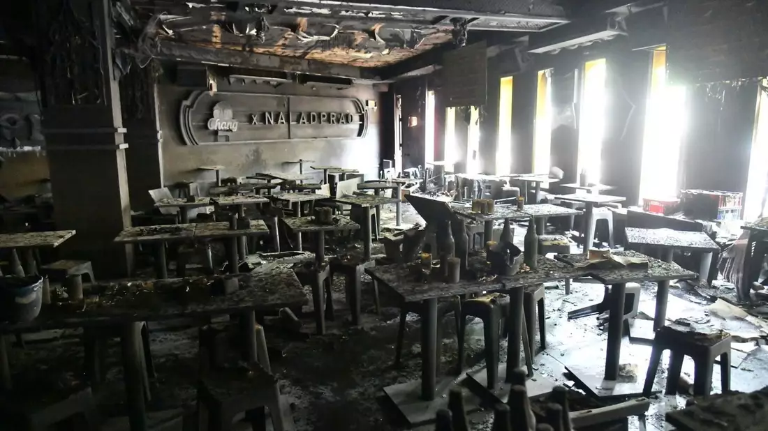 Das Pub wurde bei dem Brand völlig zerstört. - Bild: Uncredited/Bangkok Metropolitan Administration via AP/dpa