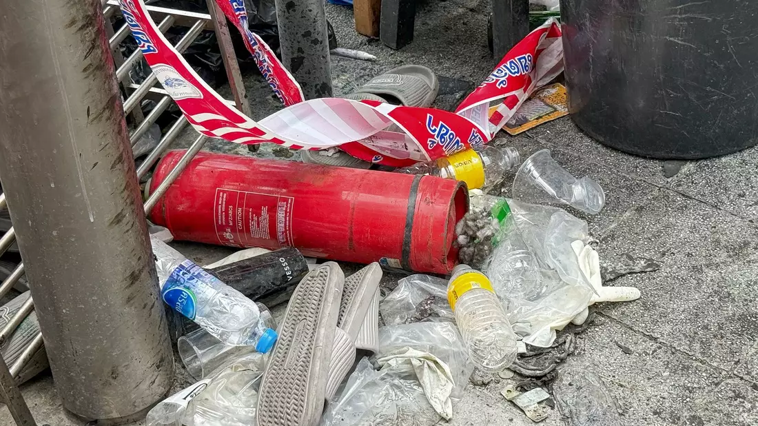 Feuerlöscher und Plastiksandalen lagen am Tag nach der Tragödie vor dem Pub. - Bild: Carola Frentzen/dpa