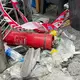 Feuerlöscher und Plastiksandalen lagen am Tag nach der Tragödie vor dem Pub. - Bild: Carola Frentzen/dpa