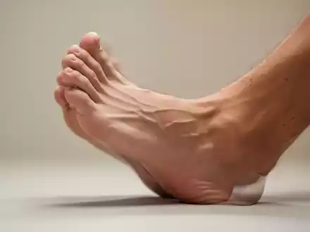 Nahaufnahme eines Fußes, der eine Zehengymnastikübung durchführt, um Fußfehlstellungen wie Hallux valgus zu behandeln. - Foto: über boerse-global.de