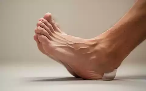 Nahaufnahme eines Fußes, der eine Zehengymnastikübung durchführt, um Fußfehlstellungen wie Hallux valgus zu behandeln. - Foto: über boerse-global.de