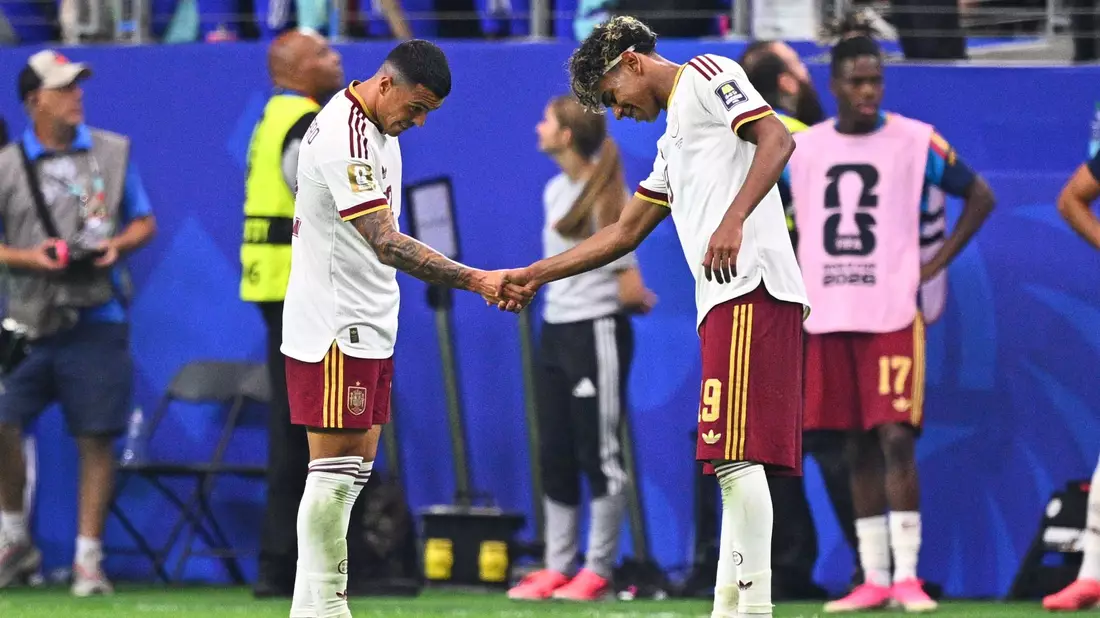 Lamine Yamal (rechts) ist der größte Star Spaniens - abhängig von ihm ist das Team nicht. - Bild: Tom Weller/dpa