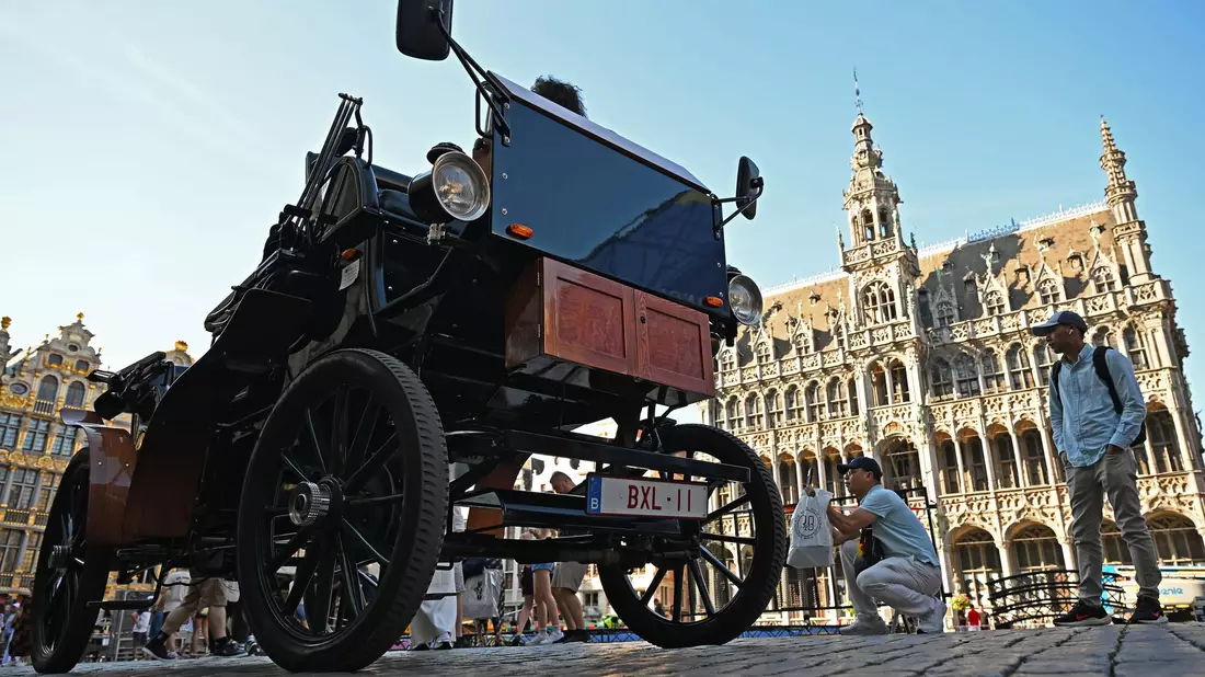Eine E-Kutsche steht auf dem Grand-Place/Grote Markt im Zentrum von Brüssel.  - Bild: Michael Brandt/dpa
