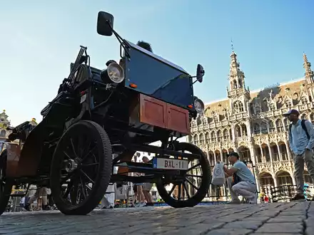 Eine E-Kutsche steht auf dem Grand-Place/Grote Markt im Zentrum von Brüssel. - Foto: Michael Brandt/dpa