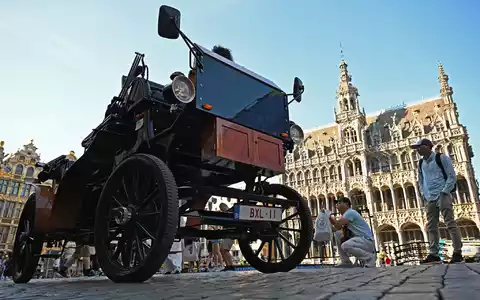 Eine E-Kutsche steht auf dem Grand-Place/Grote Markt im Zentrum von Brüssel.  - Foto: Michael Brandt/dpa