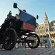Eine E-Kutsche steht auf dem Grand-Place/Grote Markt im Zentrum von Brüssel.  - Bild: Michael Brandt/dpa