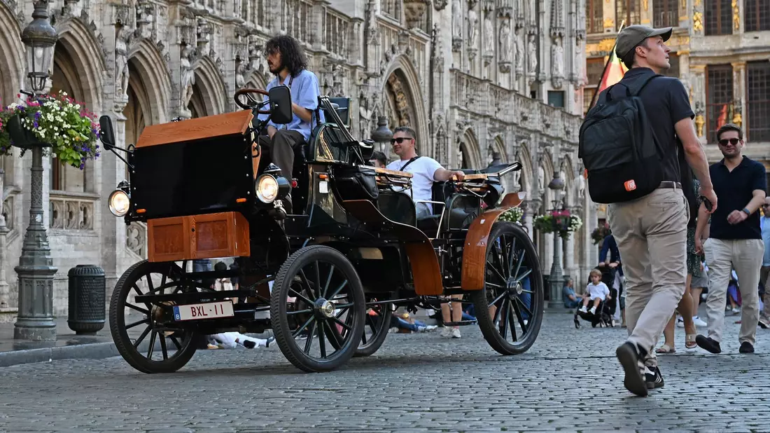 Nach anhaltender Kritik an der Nutzung von Pferden für touristische Zwecke führte Brüssel 2024 elektrische Kutschen. - Bild: Michael Brandt/dpa