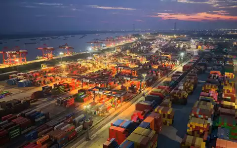 Ein starker Außenhandel gibt der chinesischen Wirtschaft Rückenwind. Jedoch kämpft die zweitgrößte Volkswirtschaft auch mit Problemen. (Archivbild). - Foto: Fang Dongxu/XinHua/dpa