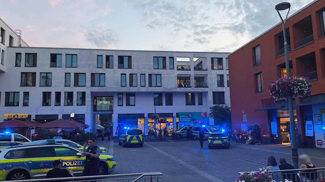 Nach der tödlichen Attacke gegen eine Frau in Kelkheim nahe Frankfurt laufen die Ermittlungen auf Hochtouren. - Bild: Mike Seeboth/dpa