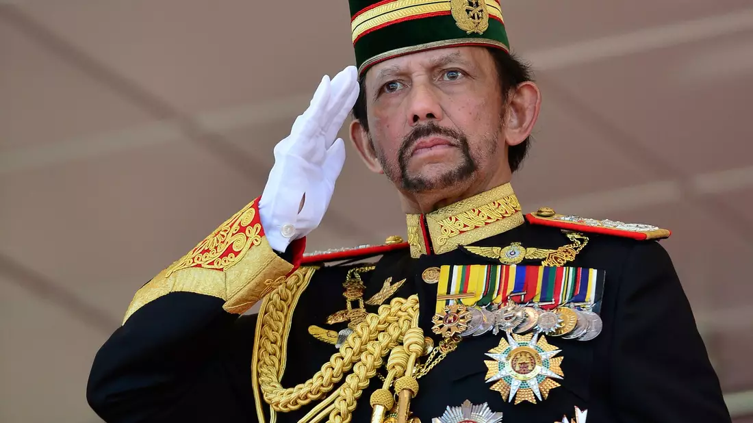 Bei der Bevölkerung ist der Sultan größtenteils beliebt. (Archivbild) - Bild: Ahim Rani/AP/dpa