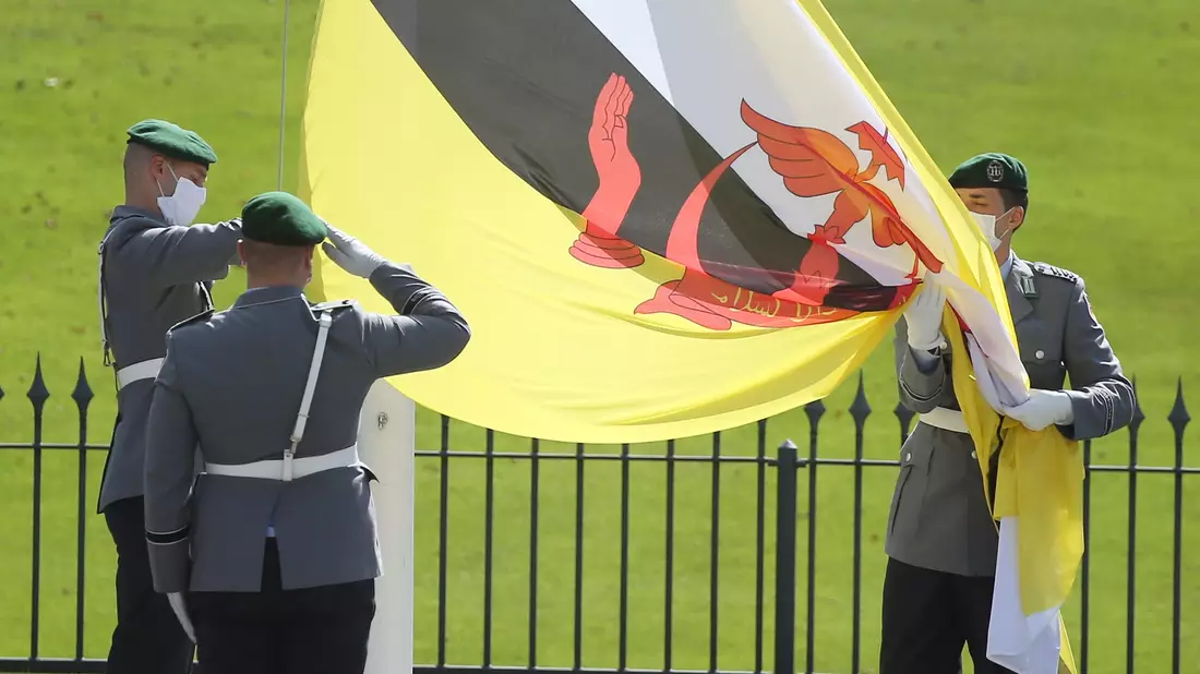 Zum Geburtstag des Herrschers werden wieder überall Nationalflaggen wehen. (Archivbild) - Bild: Wolfgang Kumm/dpa