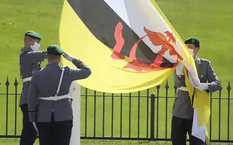 Zum Geburtstag des Herrschers werden wieder überall Nationalflaggen wehen. (Archivbild) - Foto: Wolfgang Kumm/dpa