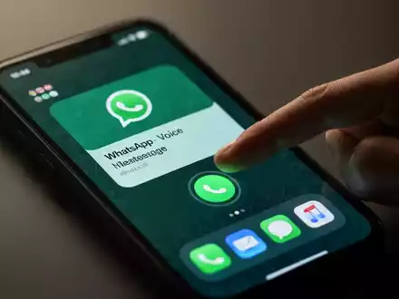 Ein Smartphone-Bildschirm mit einem WhatsApp-Sprachnachrichten-Widget auf dem Startbildschirm, bereit zur Interaktion. - Foto: über boerse-global.de