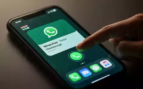 Ein Smartphone-Bildschirm mit einem WhatsApp-Sprachnachrichten-Widget auf dem Startbildschirm, bereit zur Interaktion. - Foto: über boerse-global.de