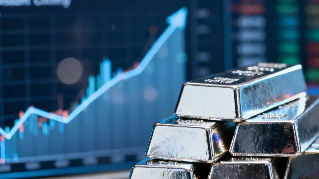 Silver Nears $60 as Miners Lag; Geopolitical & Fed Risks Clash