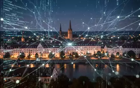 Digitale Datenströme und Netzwerkverbindungen überlagern eine verschwommene Nachtansicht von Bonn und symbolisieren Cybersicherheit und internationale Zusammenarbeit. - Foto: über boerse-global.de