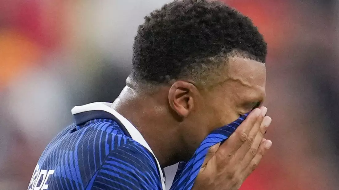 Tief enttäuscht: Frankreichs Kylian Mbappé nach dem Halbfinal-Aus. - Bild: Wu Xiaoling/XinHua/dpa