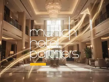 Abstrakte Darstellung der Hotellerie mit aufsteigenden Linien und warmer Beleuchtung, die Wachstum und Optimismus symbolisiert. - Foto: über boerse-global.de