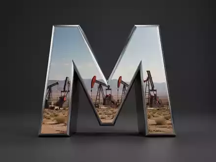 Ein stilisiertes, modernes Metall-'M' mit einer subtilen Reflexion einer texanischen Landschaft, die einen leichten Rückgang andeutet. - Foto: über boerse-global.de