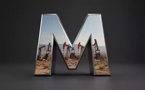 Ein stilisiertes, modernes Metall-'M' mit einer subtilen Reflexion einer texanischen Landschaft, die einen leichten Rückgang andeutet. - Foto: über boerse-global.de