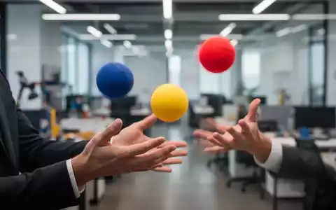Hände jonglieren drei bunte Bälle, unscharfer Hintergrund eines modernen Büros. - Foto: über boerse-global.de