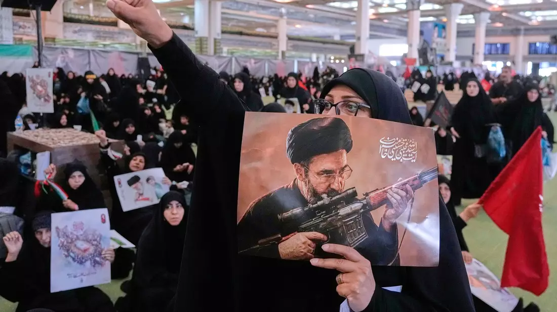 Viele Regierungsanhänger im Iran fordern Rache für den getöteten obersten Führer Ajatollah Ali Chamenei. (Archivbild) - Bild: Vahid Salemi/AP/dpa