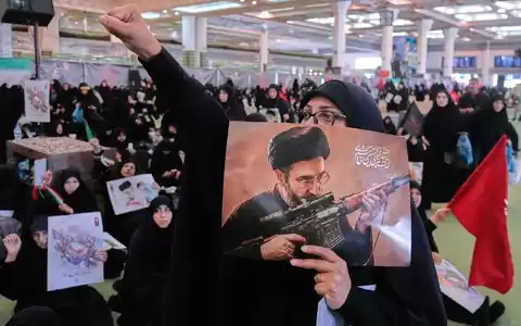 Viele Regierungsanhänger im Iran fordern Rache für den getöteten obersten Führer Ajatollah Ali Chamenei. (Archivbild) - Foto: Vahid Salemi/AP/dpa