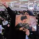 Viele Regierungsanhänger im Iran fordern Rache für den getöteten obersten Führer Ajatollah Ali Chamenei. (Archivbild) - Bild: Vahid Salemi/AP/dpa