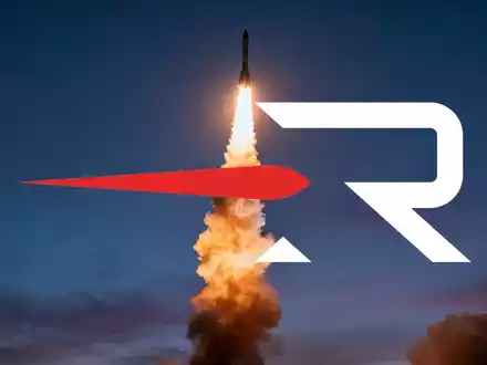 Eine Raketenstartfahne steigt in einen Dämmerungshimmel auf und hinterlässt eine Lichtspur. Schneller Fortschritt und erfolgreiche Ausführung. - Foto: über boerse-global.de