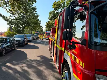 FW-DT: Brand in einem Industriebetrieb - mehrere Personen ins Klinikum transportiert - Foto: presseportal.de